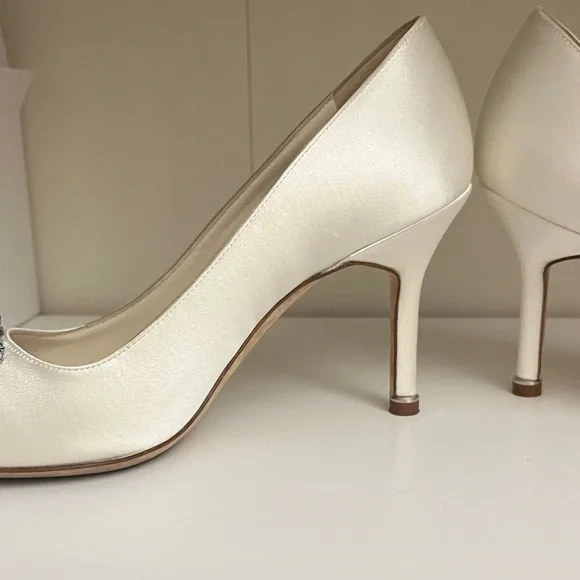 Manolo Blahnik Hangisi Satin Bridal Pumps 90 with Blue Crystal Buckles 35.5 - Picture 12 of 15